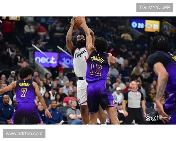 NBA赛季激战正酣 詹姆斯领衔湖人冲击总冠军 东契奇状态火热带领独行侠蓄势待发