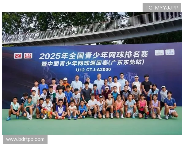 世界网球巨星纷纷亮相新赛季巡回赛，激烈角逐引发全球关注