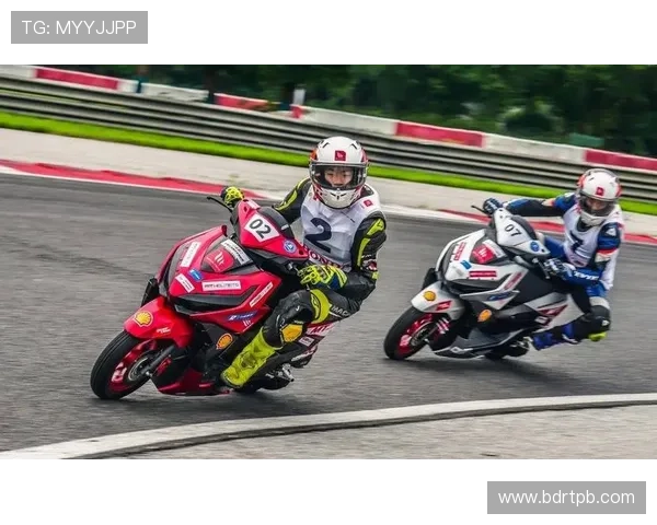 摩托车大奖赛赛季冲刺阶段车手竞争激烈 新技术与战术再成焦点