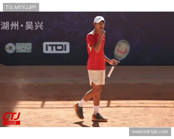 网球赛场风云再起：顶级选手迎战新星，争夺年度总决赛冠军荣耀