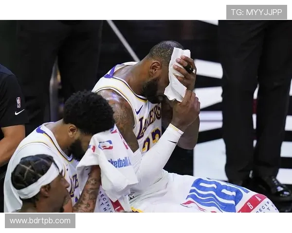 詹姆斯领衔湖人强势反弹西部格局迎来新变数季后赛竞争全面升级